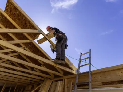 Ce poți construi în curte fără autorizație în 2026: Cum se aplică corect regula celor 20 mp