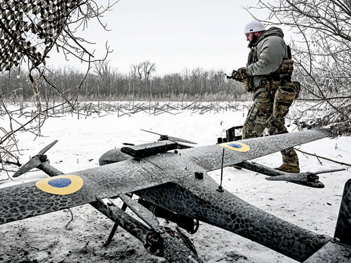Un soldat ucrainean cu o dronă în ianuarie 2026 în Zaporizhzhia Foto: MYTRO SMOLIENKO/UKRINFORM/NURPHOTO/GETTY