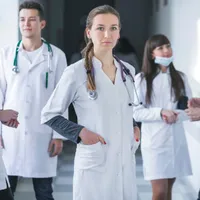Unii tineri se gândesc prea târziu să devină medici Foto: Freepik.com - rol ilustrativ