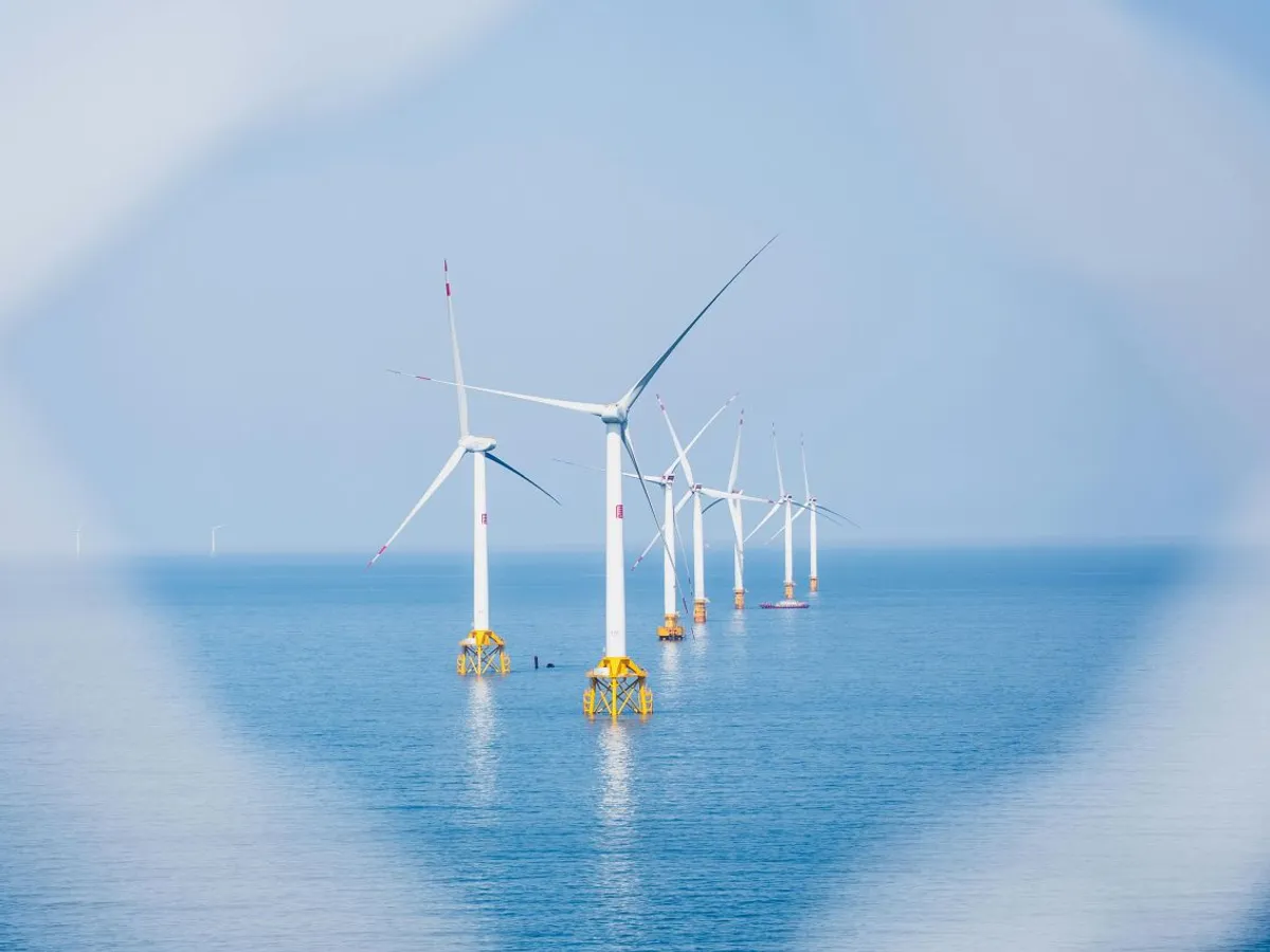 Fermă eoliană pe un luciu marin seren - Foto: Pexels/lange x