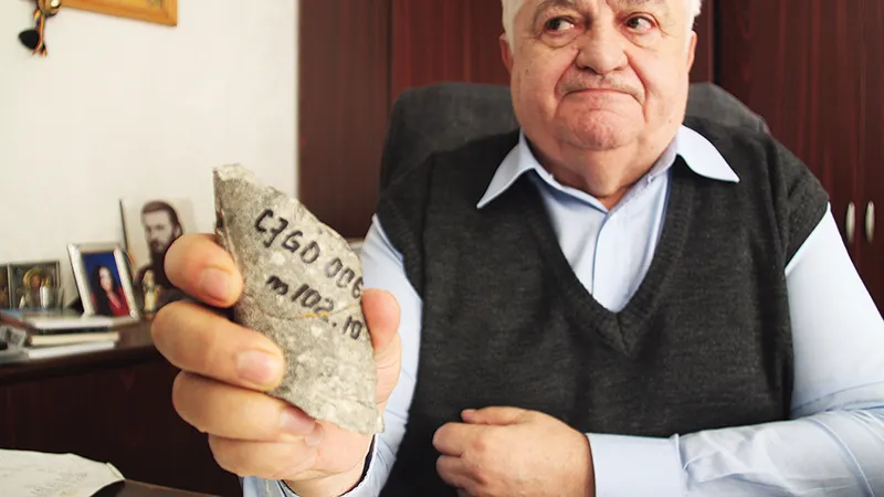 Bossul de la Deva Gold, Nicolae Stanca, explicând cum arată o rocă scoasă de la 800 de metri adâncime