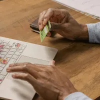 Cum te poți trezi fără bani în cont sau pe card? Cum funcționează țepele „în numele Poliției”? - Foto: Pexels
