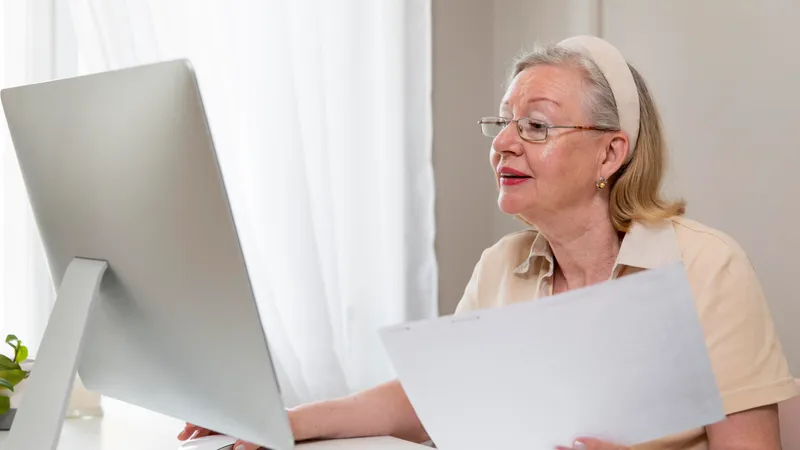 Dosarele noi de pensie se acordă după o anumită ordine. De ce întârzie plățile pentru pensionari? Foto: Freepik (fotografie cu caracter ilustrativ)