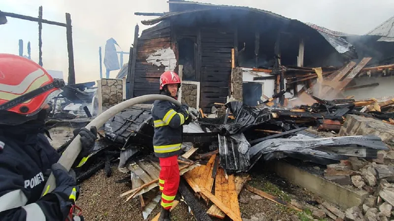 Paraclisul Mănăstirii Sf. Petru și Pavel din Podu Coșnei a ars în totalitate. Înăuntru se aflau moaște al Sfântului Ioan Cel Nou Foto: ISU Suceava