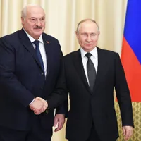 Președintele rus Vladimir Putin (dr) se întâlnește cu omologul său belarus Alexander Lukașenko la reședința de stat Novo-Ogaryovo, la periferia Moscovei - Foto: Profimedia Images