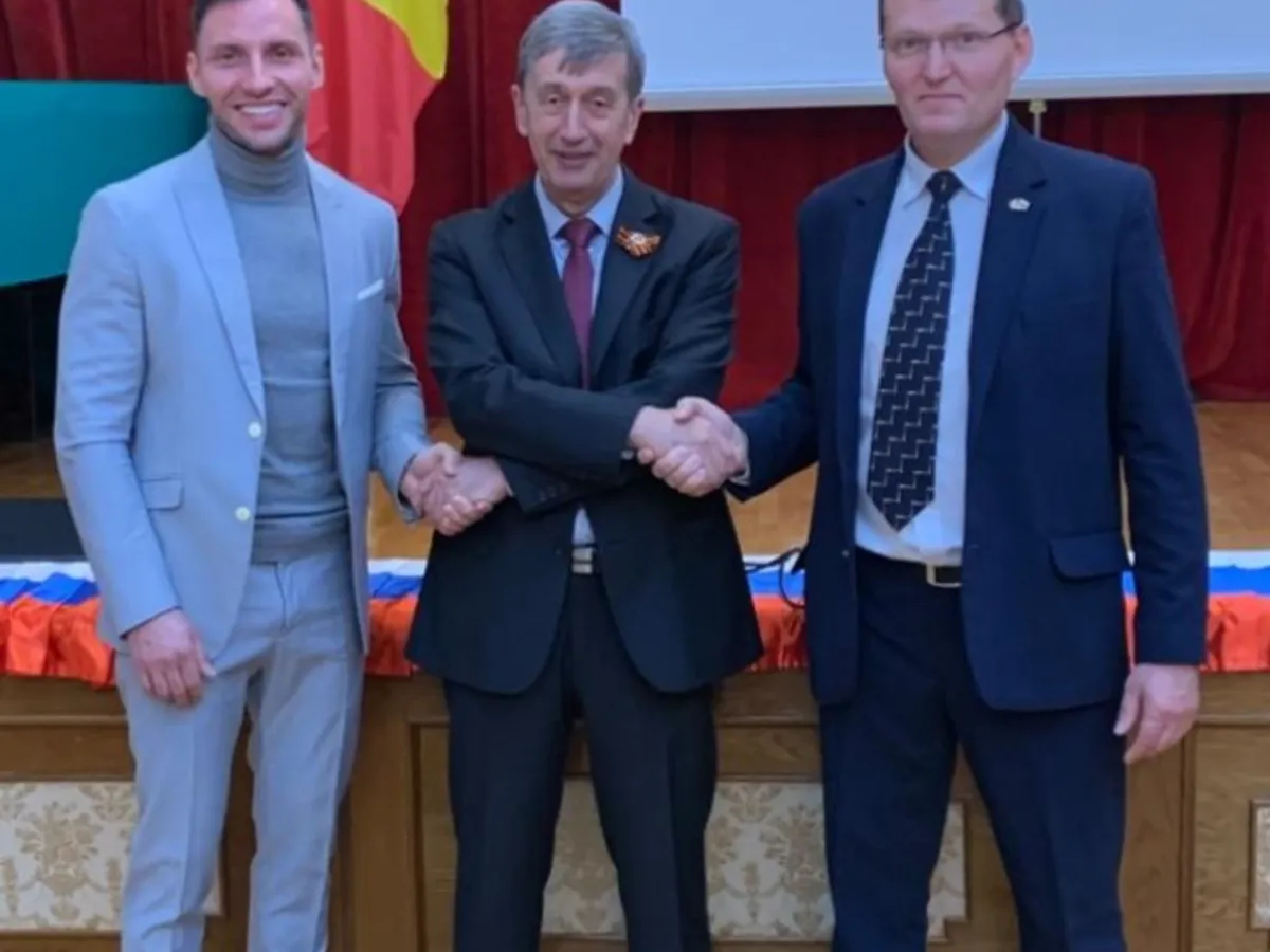 Lavrincic cu ambasadorul rus la București, Valeri Kuzmin, și un alt afacerist român de textile. Sursa: Facebook