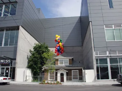 Casa lui Edith Macefield, încojurată de un mall - Foto: Toronto star