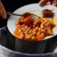 Românii aruncă tone de alimente la gunoi pe an. Trei categorii de alimente pot fi donate - Foto: Profimedia images