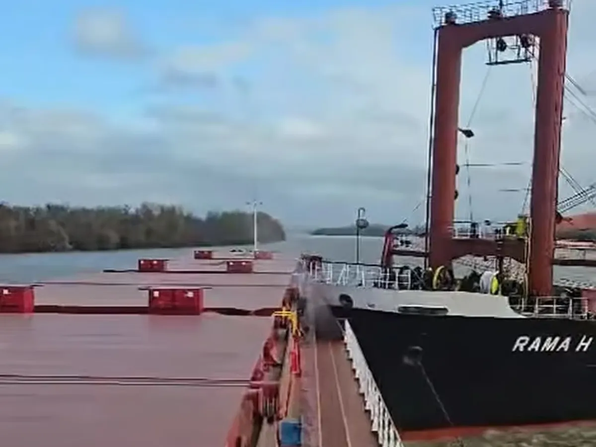 Momentul în care o navă turcească intră în plin într-un vas ancorat pe Dunăre, la Mila 44 - Foto: oradetulcea.ro