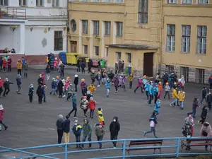 Elevii trebuie să țină masca și la orele de sport. Sursa imagine: Inquam Photos / Alex Nicodim