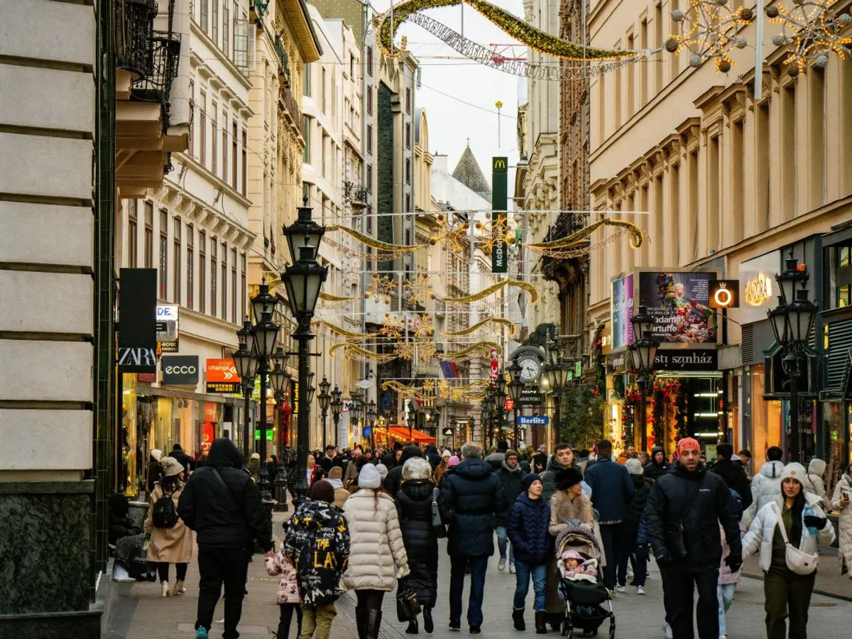Strada comercială pietonală Vaci, di centrul Budapestei - Foto: Pexels/Elijah Cobb