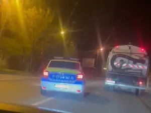 O mașină de poliție, filmată când depășește pe linie continuă fără să fie în vreo misiune Foto: Bihoreanul