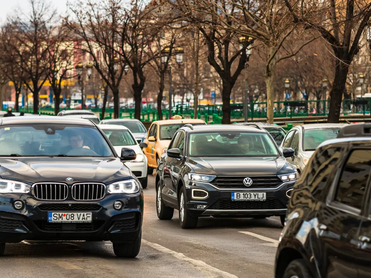 Bucureştiul trece la semaforizare inteligentă: 92 de intersecţii vor fi modernizate cu IA şi senzori