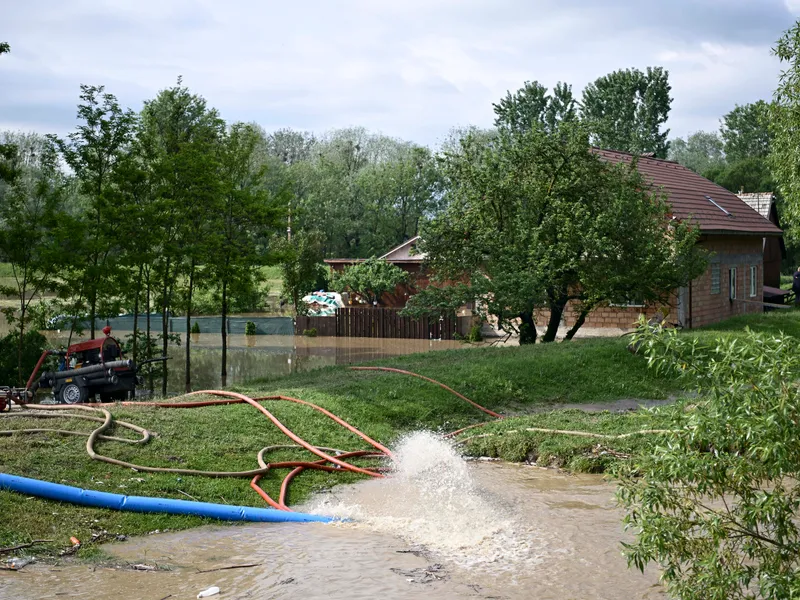 Atenţionare Cod galben de viituri pe sectoare ale râului Jiu. Când și unde vine urgia - FOTO: Inquam Photos / Alex Nicodim