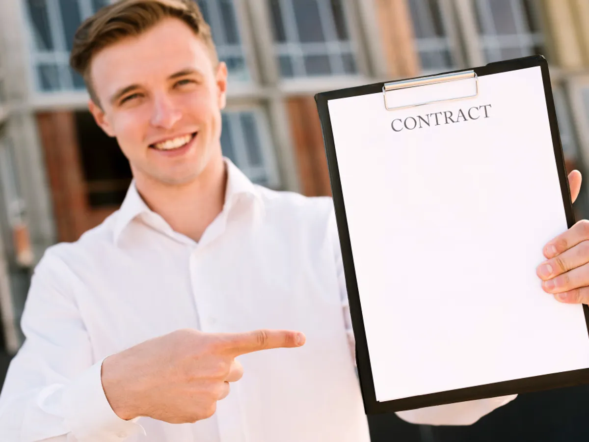 Angajat cu contract de muncă - Foto: magnific.com (rol ilustrativ)