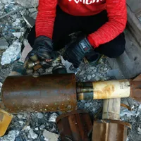 Un sirian arată rămășițele unor rachete cu încărcătură chimică lansate de forțele regimului asupra orașului Douma, în regiunea Ghouta de Est, la 22 ianuarie 2018/foto: Profimedia Images