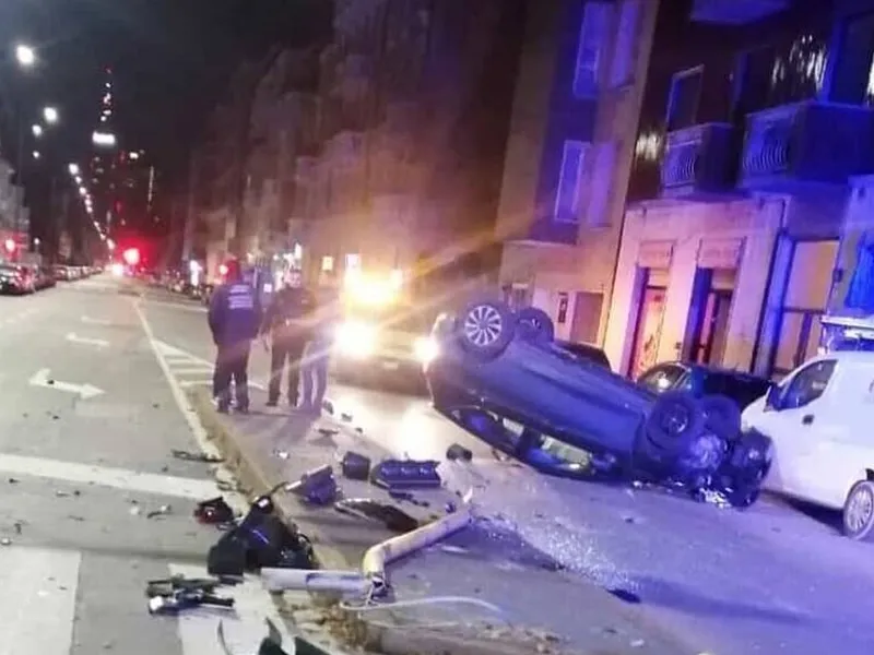 4 români au fugit de poliție în Milano cu o mașină furată. Au rupt un semafor și s-au răsturnat. / Foto: milanotoday.it