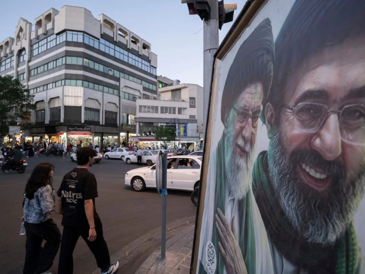 Poster cu Mojtaba Khamenei şi tatăl său, Ali Khamenei, într-un district de afaceri de Teheran - Foto: Profimedia Images