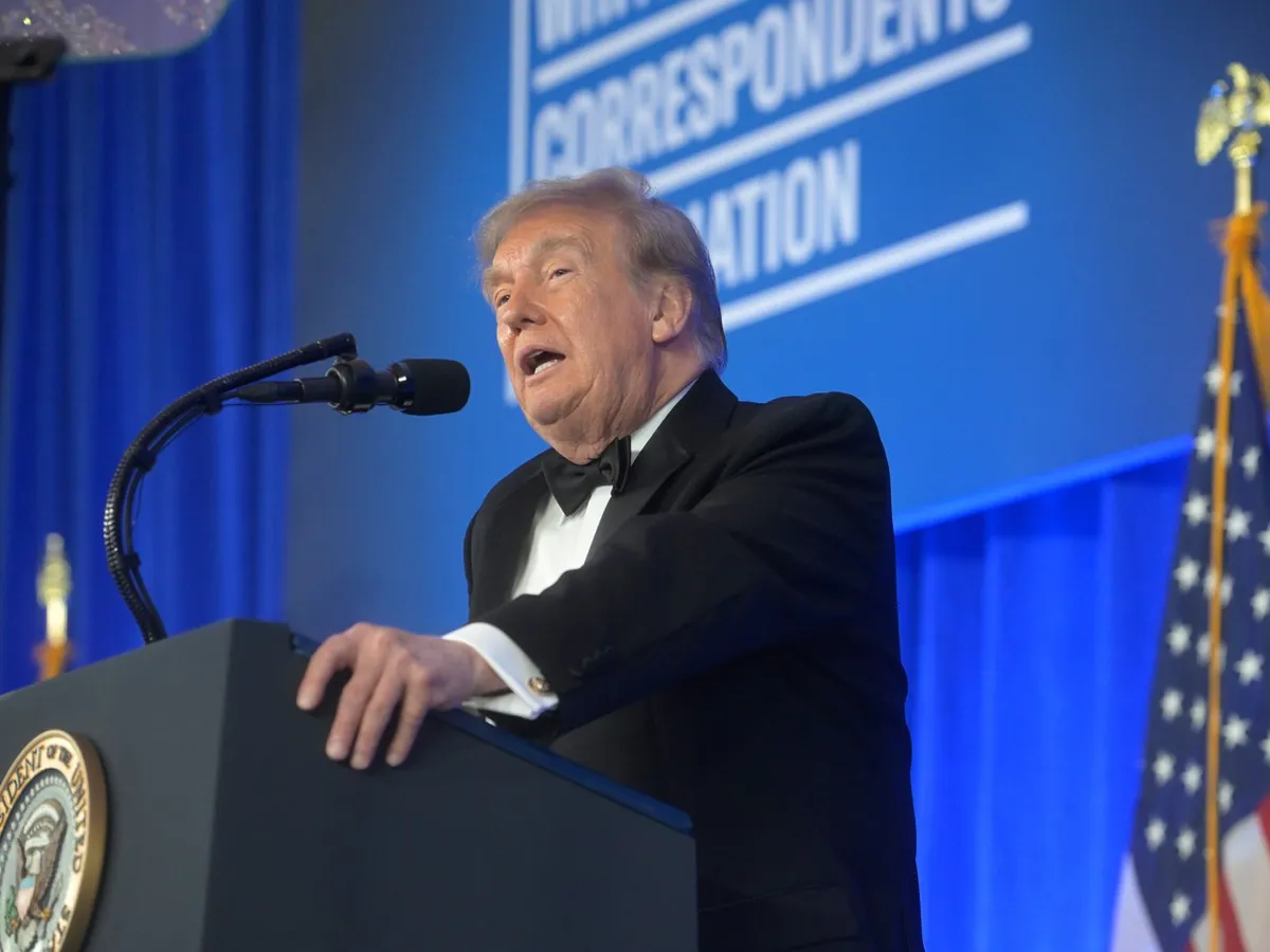 Trump i-a ironizat pe Joe Biden şi pe Bruce Springsteen și i-a atacat pe jurnaliști la Dineul Corespondenţilor