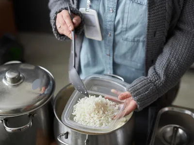 Trebuie să clătești orezul înainte de gătire? Află adevărul care îți poate schimba complet modul de gătit - Foto: Freepik (Imagine cu rol ilustrativ)