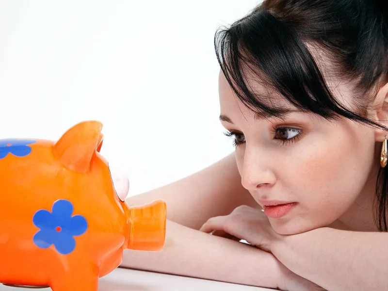 Sărăcia și lipsa educației financiare face ca o treime din români să nu poată să economisească/FOTO: Pixabay