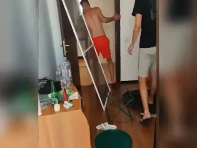 Mai mulți tineri petrecăreți au devastat un apartament închiriat pentru un weekend de distracţie pe Litoral, în Mamaia. / Foto: captură video