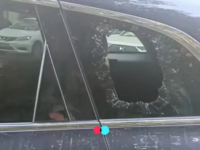 Mașina unui român, spartă în Salonic - Foto: captură video