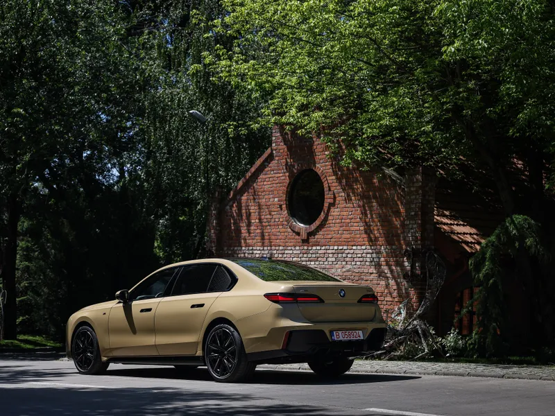 Un român și-a luat un BMW unic. Culoarea Desert Sand Uni costă 7.000 €. Opțiuni de 50.000 € - Foto: Dragoș Savu