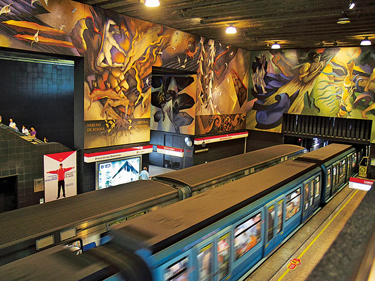 Stația de metrou Universidad de Chile, Santiago, Chile