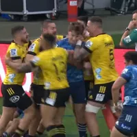 Bauden Barrett, în centru, prin în celebrarea colegilor săi Foto: captură rugby.com.au