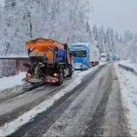 TIR-uri blocate pe DN1, din cauza zăpezii. Unele nu aveau anvelope de iarnă - Foto: bizbrasov.ro