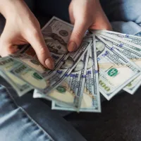ANALIZA România ar putea fi forțată să taie salariile bugetarilor. E nevoie de bani pentru apărare / Pexles / Alexander Mills
