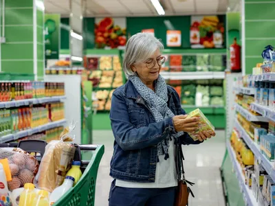 Pensionar la pensie în supermarket - Foto: Freepik
