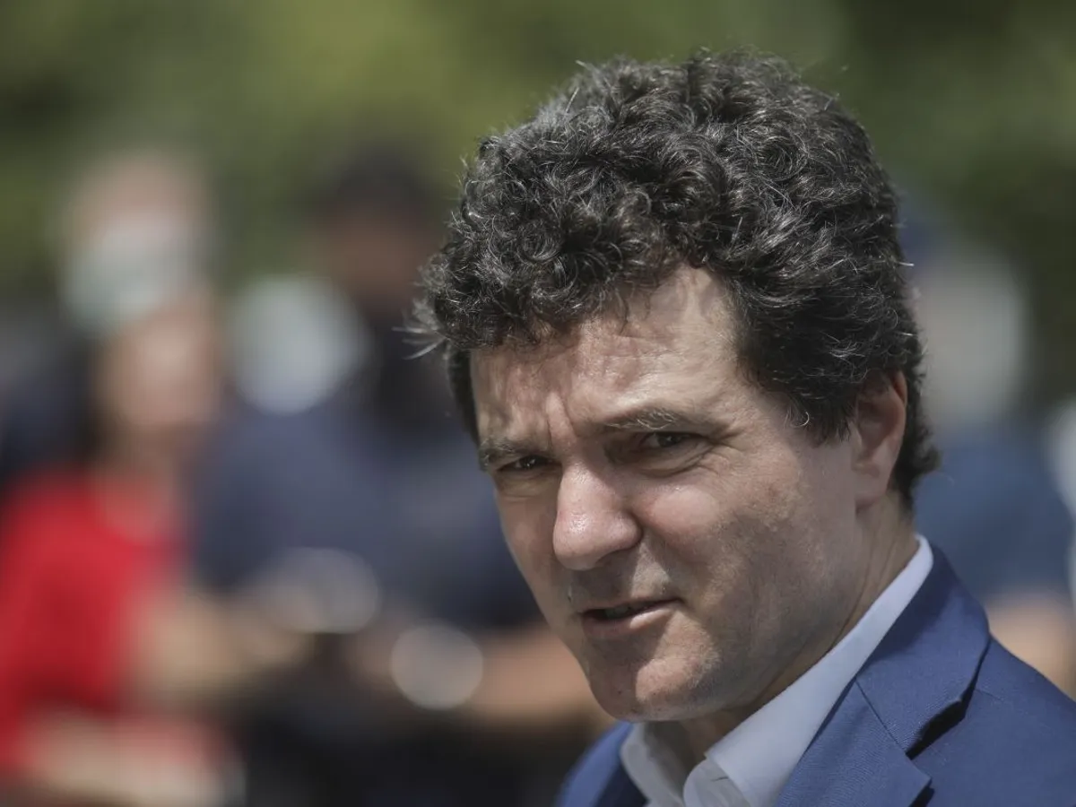 Nicușor Dan sesizează CCR asupra legii cu care PSD blochează vânzarea acţiunilor companiilor de stat pe Bursă