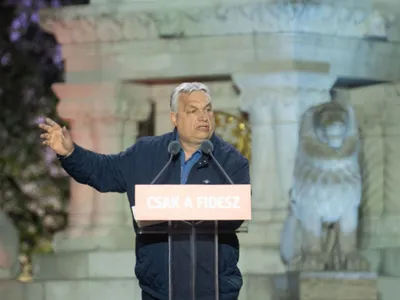 Viktor Orban, vorbind ieri, în faţa unui grup de susţinători - Foto: Profimedia Images