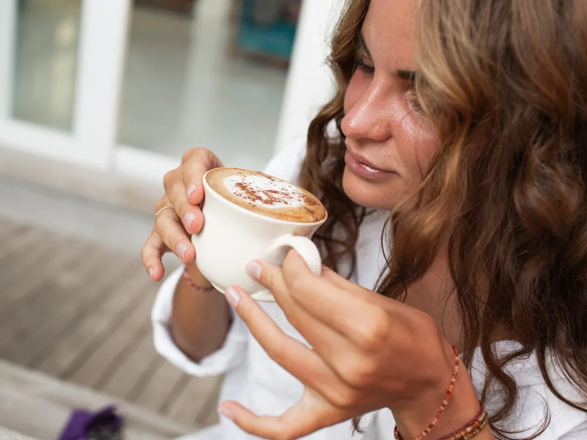 De ce nu ar trebui să bei cafea cu lapte de vacă? Explicația bizară a experților. Ce recomandă de fapt?