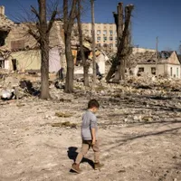 O școală și un depozit de petrol din Luhansk au luat foc în urma bombardamentelor rusești/FOTO: Twitter/pravda