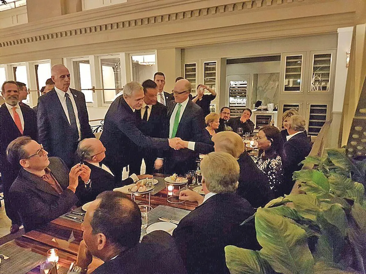 Liviu Dragnea nu a putut decât să dea mâna cu Trump într-un hol de hotel din SUA. Momentul a fost prezentat de PSD ca un mare succes
