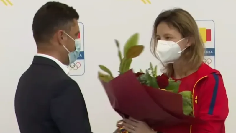 Eduard Novak nu și-a cerut scuze public pentru declarațiile sale. I-a adus flori Anei Maria Popescu la aeroport. Captură video