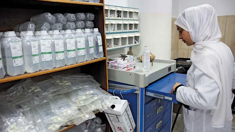 RESTABILIREA ORDINII O asistentă medicală de la spitalul indonezian din Beit Lahiya, în nordul Gazei, inspectează proviziile după redeschiderea clădirii principale în luna mai.