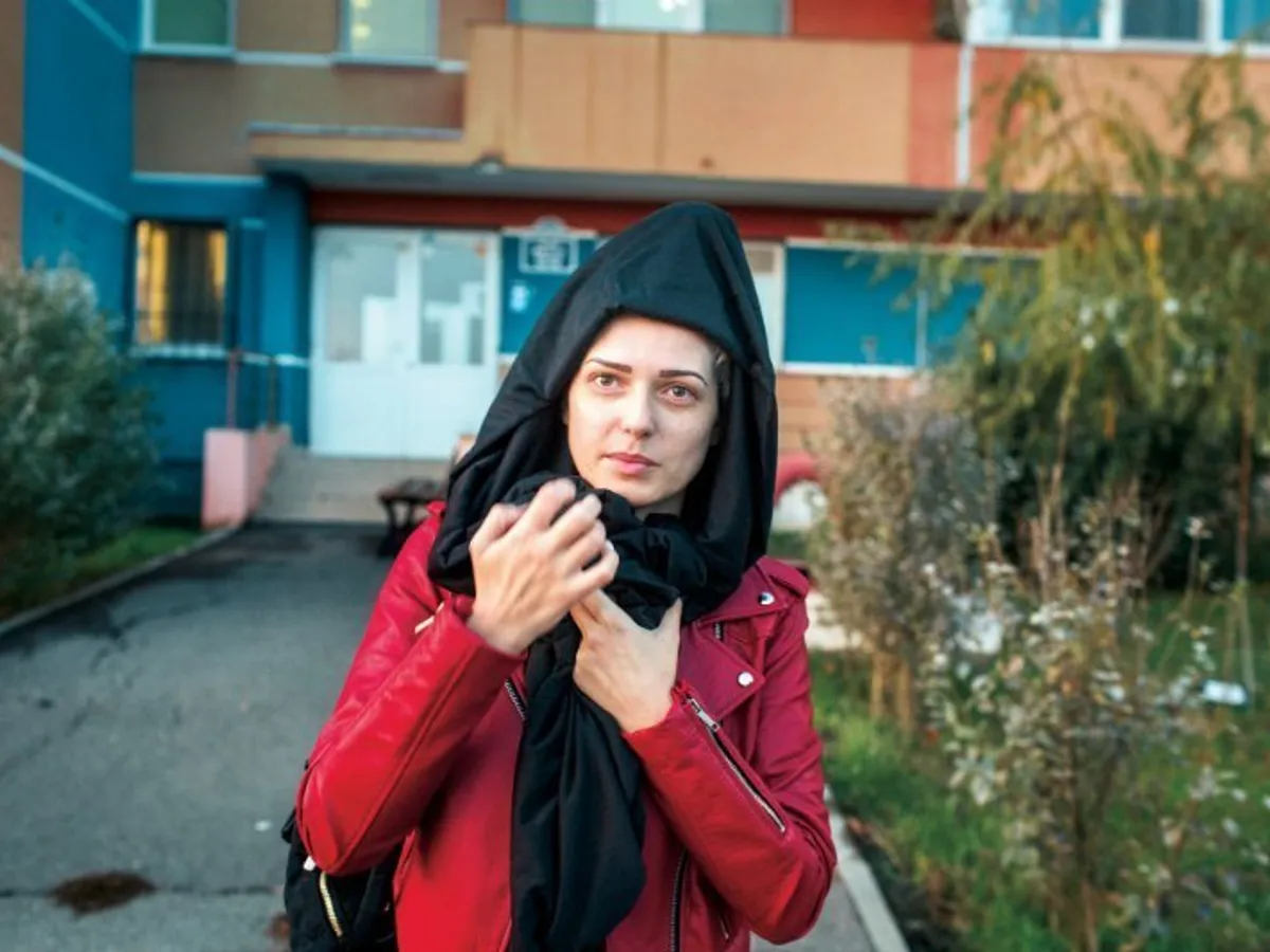 Diamond își acoperă părul încă ud, în timp ce se pregătește să meargă la o petrecere în Centrul Vechi organizată în cinstea unor oaspeți de la platforma online unde lucrează. Foto Mugur Vărzariu