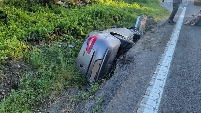 O șoferiță de 44 de ani s-a răsturnat cu mașina într-o curbă de pe DN 1, Timișul de Jos. / Foto: infotraficromania.ro