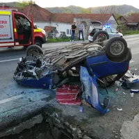 O femeie s-a răsturnat cu mașina pe DN 7, în a doua zi de Paște. A scăpat ca prin minune. / Foto: ISU Hunedoara, Facebook