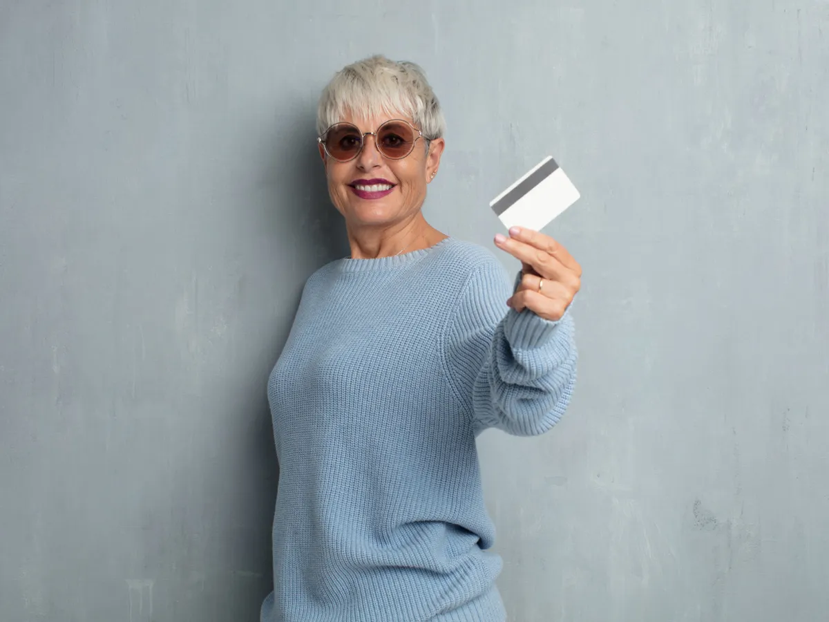 Pensionar așteaptă pensia pe card - Foto: Freepik