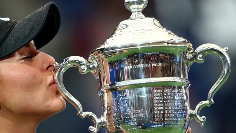 Bianca Andreescu sărută trofeul US Open. Foto Getty Images