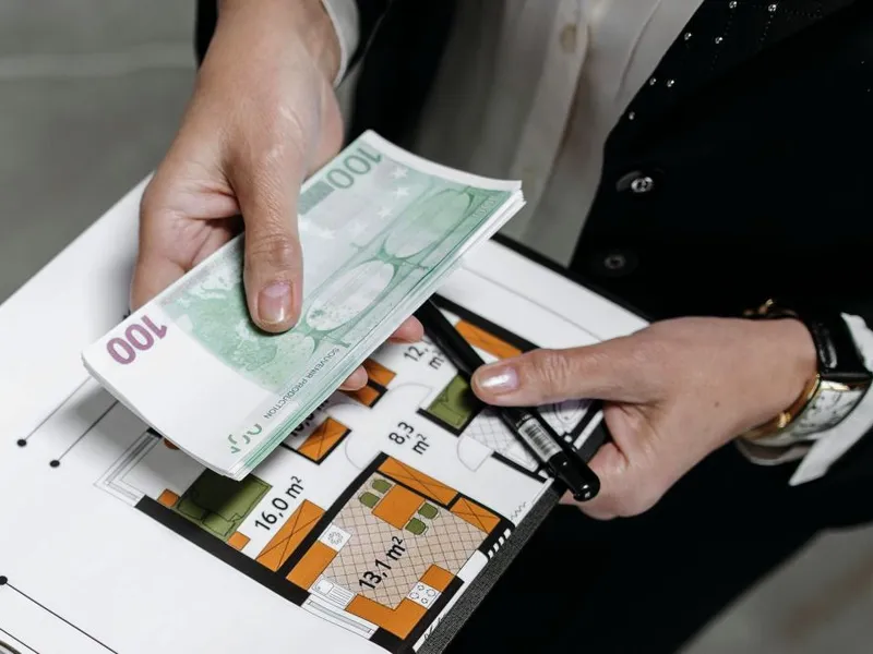 Românii care cumpără din Bulgaria vor avea prețurile afișate în euro. Cum se explică? - Foto: Pexels/Pavel Danilyuk