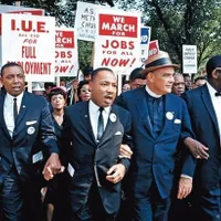 Martin Luther King Jr., cu ceilalți lideri ai marșului pentru slujbe și libertate din 1963, de la Washington