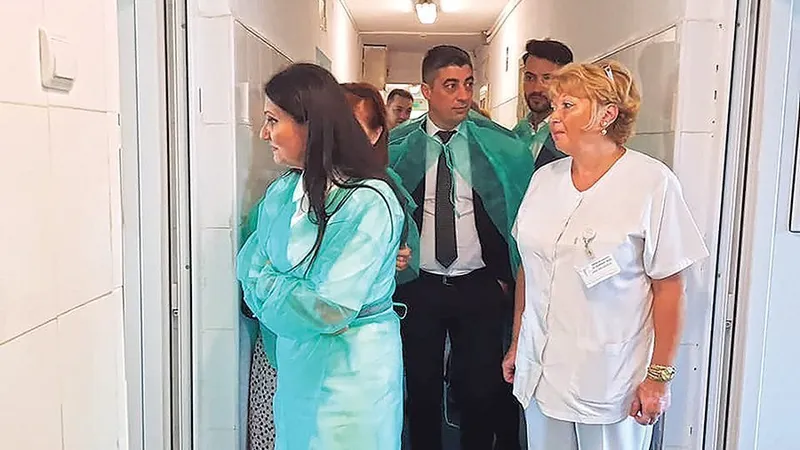 Sorina Pintea, într-una dintre vizitele ei la Spitalul de Psihiatrie Brăila. Impresia ministrului: „Secția arată normal pentru una de profil“