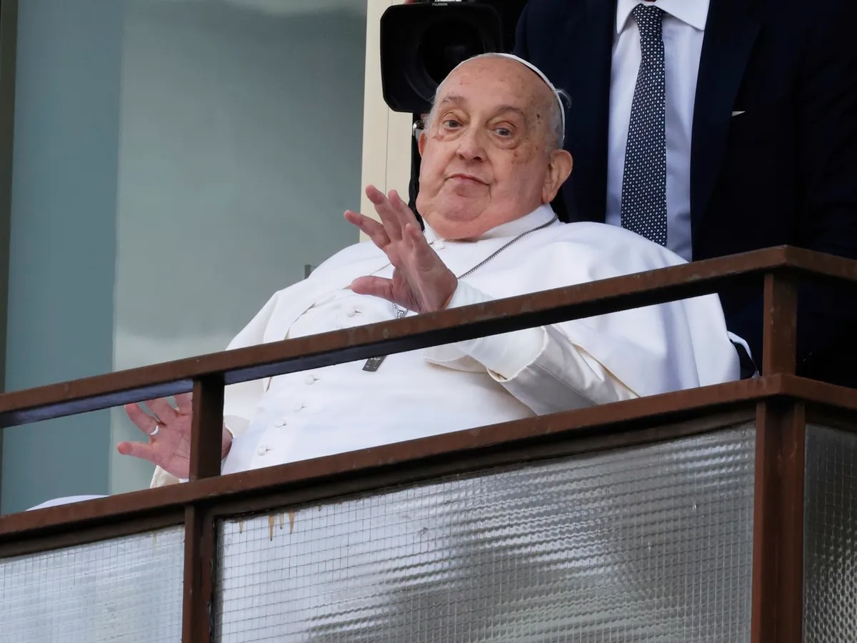 Papa Francisc a apărut pentru prima dată în public, după mai bine de cinci săptămâni de spitalizare - Foto: Profimedia Images