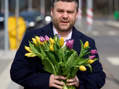 Primarul general Ciprian Ciucu, oferind flori jurnalistelor, de Ziua Femeii - Foto: Profimedia Images